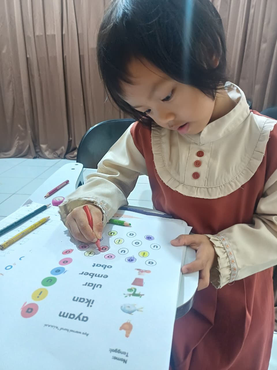 Anak belajar di KLC