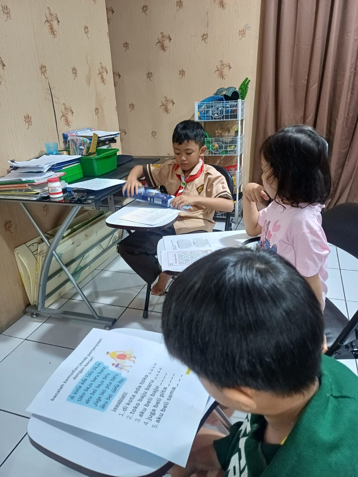 Anak belajar di KLC