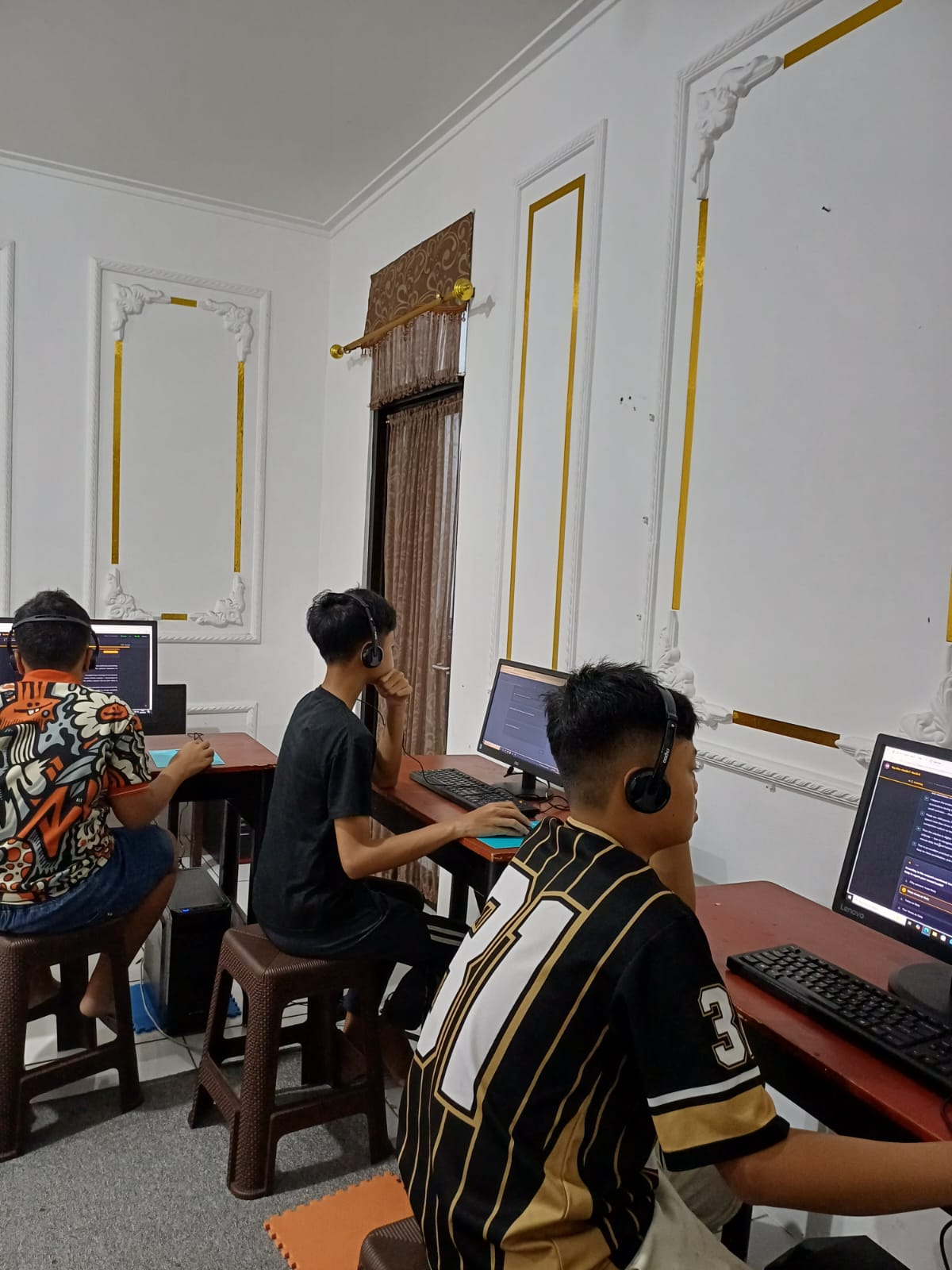 Anak belajar di KLC